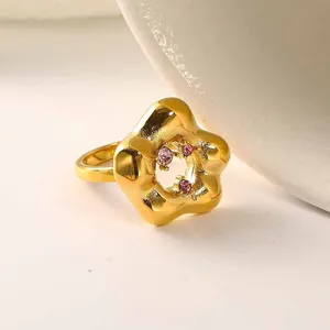 Elegante gouden bloemenring met roze kristallen in een minimalistisch Koreaans design