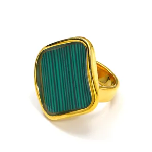 Anello vintage francese in acciaio al titanio dorato con smalto verde rettangolare