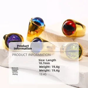 Vue macro de bagues œil porte-bonheur plaquées or 18 carats en violet, bleu et rouge
