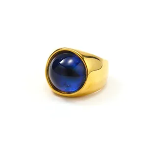 Bague en titane doré 18K avec un large cabochon rond bleu profond au style minimaliste