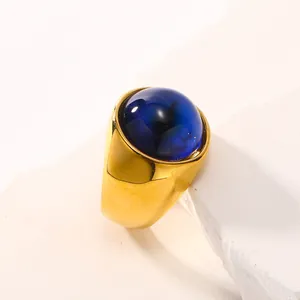Détail d'une bague large plaquée or 18 carats avec une grande pierre précieuse bleu foncé