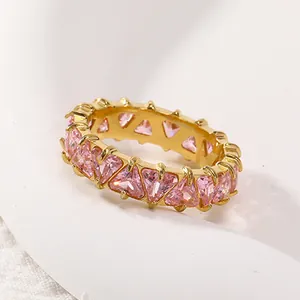 Détail d'une bague en titane or 18k sertie de zircons roses taillés en triangle
