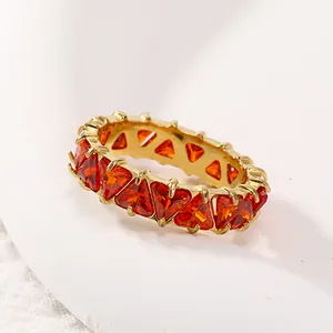 Détail d'une bague plaquée or 18 carats sertie de pierres orange de taille triangulaire