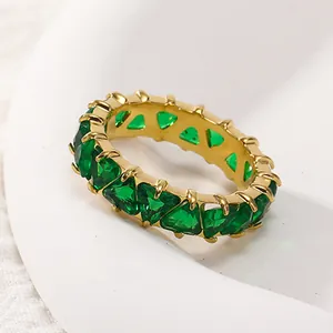 Vue macro d'une bague d'éternité plaquée or 18 carats avec zircons verts taillés