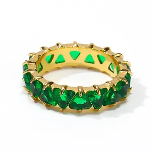 Bague en acier titane or 18 carats sertie de pierres précieuses vertes triangle