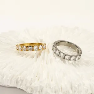 Elegantes anillos de acero de titanio en oro y plata con pavé de circonitas