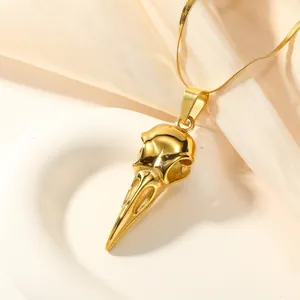 Pendentif crâne de corbeau 3D gothique doré avec une chaîne serpent fine et élégante
