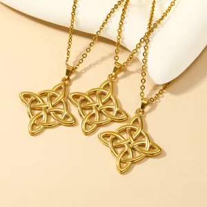 Goldene 18K Titanstahl Halskette mit keltischem Knoten auf minimalistischem Display