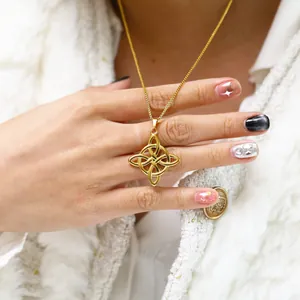 Elegante 18K vergoldete Keltischer Knoten Halskette an einer Frau mit weißer Jacke