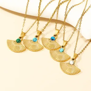 Colliers vintage dorés en forme d'éventail avec cinq pendentifs en pierre naturelle