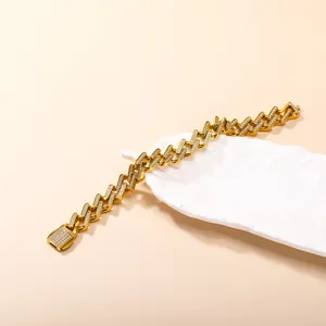 Makrodetail eines 18k vergoldeten Panzerarmbands mit Pavé-Fassung aus Zirkoniasteinen