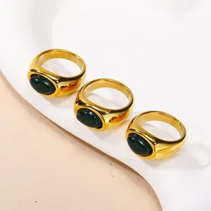 Drei hochglanzpolierte Ringe aus 18 Karat vergoldetem Edelstahl mit grünen Edelsteinen