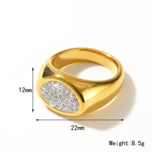 Onregelmatige dikke gouden titanium ring met ovaal vlak bezet met heldere zirkonia's