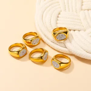 Set van vijf gouden titanium ringen met plat ovaal vlak en witte fonkelende strass