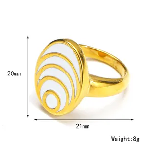 Ovaler Ring aus 18k vergoldetem Titanstahl mit weißem Emaille und geometrischem Muster