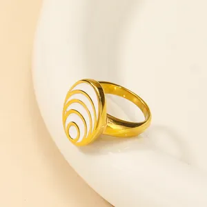 Detailansicht des 18k vergoldeten ovalen Rings mit weißem Emaille-Muschelmuster-Effekt