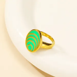 Schicker, 18 Karat vergoldeter ovaler Ring mit grünem Emaille-Design für Damen