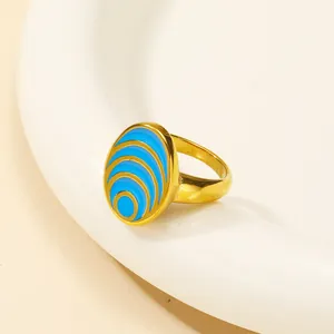 Schicker 18k vergoldeter Edelstahlring oval mit blauem Tropföl-Emaillemuster