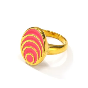 18k vergoldeter Edelstahlring mit ovaler rosa Emaille und konzentrischer Textur