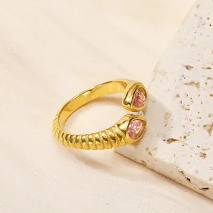 Bague torsadée plaquée or 18 carats avec deux pierres roses taille poire sur support