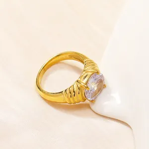 Anello vintage placcato oro con zircone ovale e fascia testurizzata su seta morbida