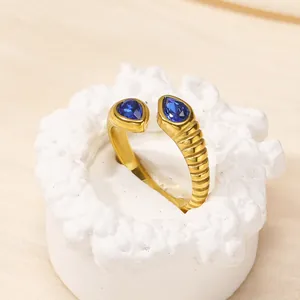 Bague rétro en titane plaqué or 18K avec zircon bleu goutte d'eau et design rainuré