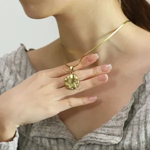18k vergoldete Edelstahl-Schlangenkette mit poliertem Rundanhänger an Model präsentiert