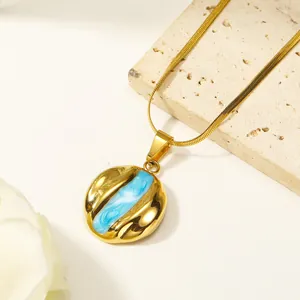 Detail eines 18k vergoldeten runden Anhängers mit blauem Emaille an einer Schlangenkette