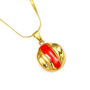 Schicke 18K vergoldete Edelstahlkette mit rotem Emaille-Anhänger an einer Schlangenkette