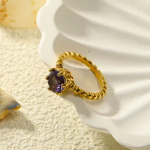 Detail van retro 18k vergulde ring met grote paarse edelsteen en kralenstructuur