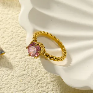 Detail van 18k vergulde ring met roze zirkoon gezet in een klassieke zes-klauws kroon