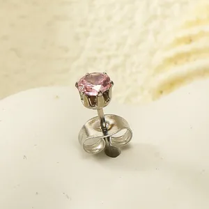 Gros plan d'une boucle d'oreille zircon rose avec monture couronne en acier et fermoir papillon