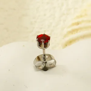 Vue macro d'un clou d'oreille classique à six griffes avec un zircon rouge taille brillant