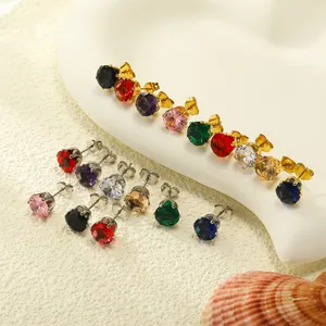 Boucles d'oreilles couronne en acier inoxydable avec zircons colorés sur présentoir