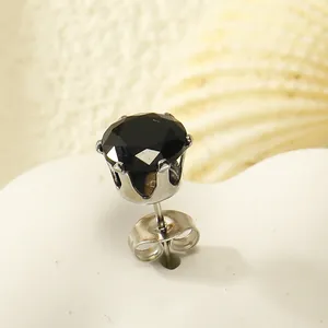 Vue détaillée d'une boucle d'oreille couronne en argent avec zircon noir et fermoir papillon