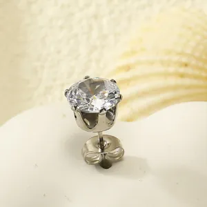 Vue macro d'un clou d'oreille avec zircone et monture couronne en acier inoxydable