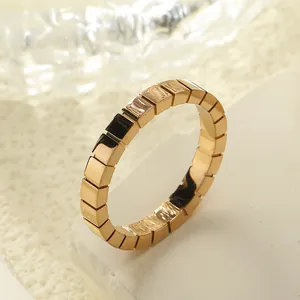 Anillo geométrico minimalista de acero de titanio dorado con acabado de espejo