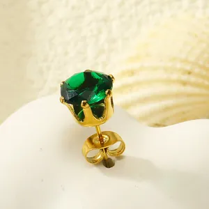 Vue détaillée d'une boucle d'oreille en pierre verte sertie de six griffes dorées