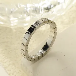 Anillo minimalista de acero de titanio con diseño geométrico de cubitos de hielo