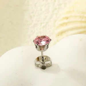 Détail d'un clou d'oreille en zircone rose avec serti à quatre griffes en acier inoxydable argenté