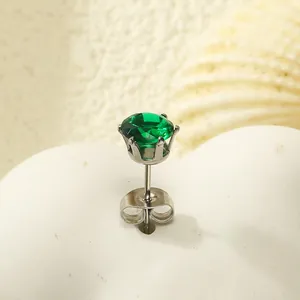 Gros plan d'une boucle d'oreille en zircon vert avec monture couronne à six griffes