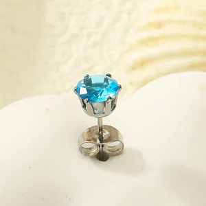 Vue macro d'une boucle d'oreille en zircone bleu ciel avec serti couronne en argent