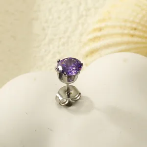 Détail d'une boucle d'oreille en zircon violet avec serti couronne à six griffes sur fond