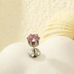 Détail d'une boucle d'oreille en acier argenté avec un zircon rose serti à griffes