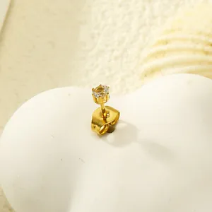 Vue macro de la boucle d'oreille couronne en acier inoxydable doré et zircon cubique