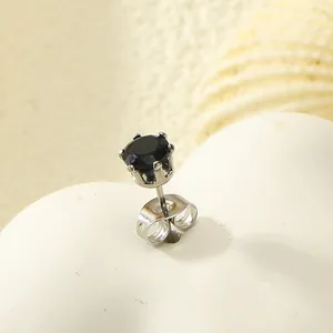 Vue détaillée d'une boucle d'oreille en zircon noir avec monture en acier inoxydable