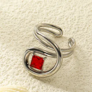 Eleganter 18k vergoldeter Edelstahlring mit quadratischem rotem Zirkon und geschwungenem Design