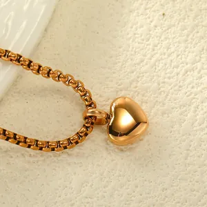 Collana con ciondolo a cuore in oro rosa lucido su elegante sfondo minimalista