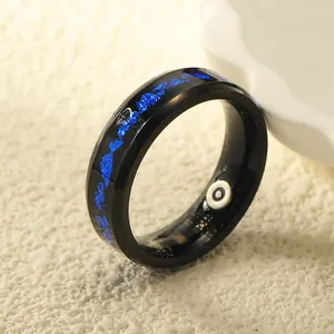 Macro di anello smart con intarsio in lamina blu e sensori interni per la salute