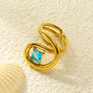 Detail eines 18k vergoldeten Rings mit quadratischem blauem Zirkon und Spiraldesign